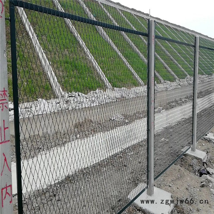 百瑞高铁防护栅栏 高铁水泥柱栅栏 高铁绿色铁丝防护网 铁路金属网片栅栏 铁路金属网片厂家图2