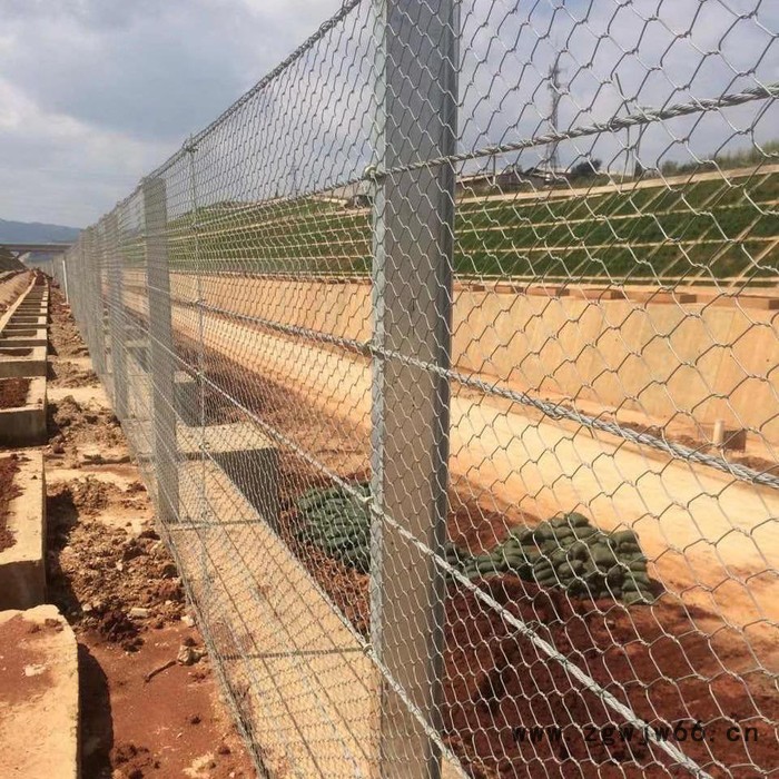 菲璇2012-8001、8002 金属网片防护栅栏 山东铁路护栏隔离栅安装施工中图3