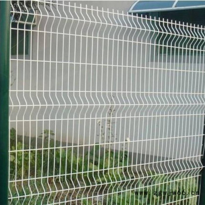 轩辰 别墅金属网 园林铁丝网围墙 桃型柱三角折弯护栏网 三角护栏网图2