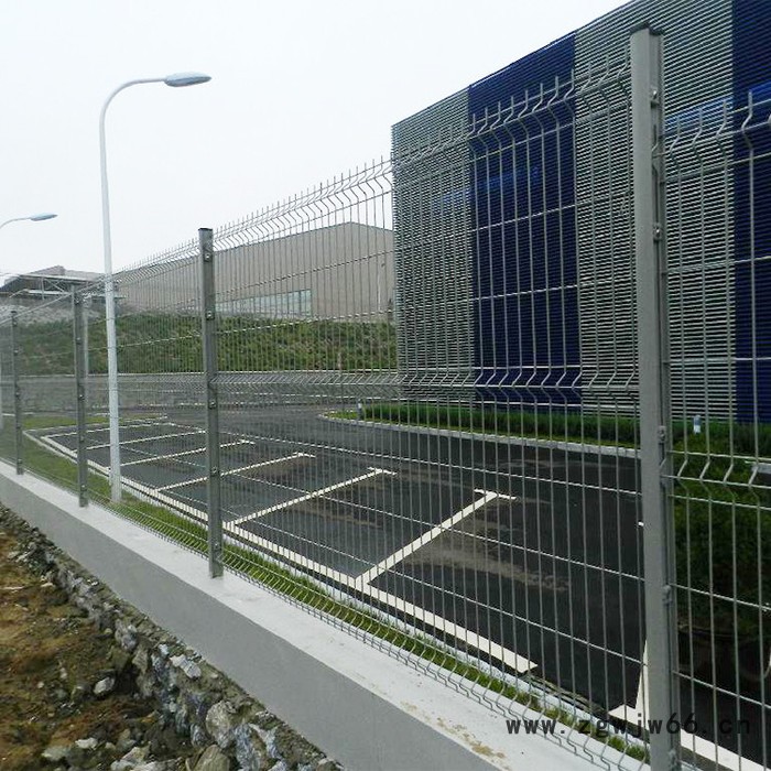 轩辰 别墅金属网 园林铁丝网围墙 桃型柱三角折弯护栏网 三角护栏网图7