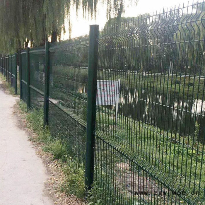 轩辰 别墅金属网 园林铁丝网围墙 桃型柱三角折弯护栏网 三角护栏网图4