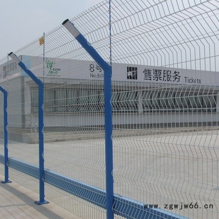 轩辰 别墅金属网 园林铁丝网围墙 桃型柱三角折弯护栏网 三角护栏网