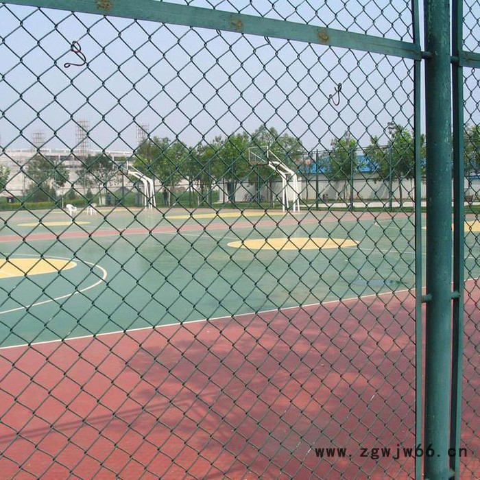 【宝坤品牌】 操场铁丝网围栏 篮球场围栏金属网 篮球场铁丝网围栏价格图4