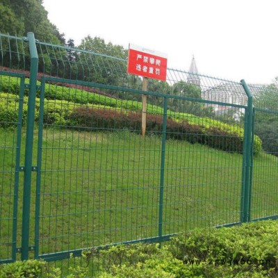 方川现货铁路防护栅栏金属网片厂家 高铁飞机场隔离栅 公路铁丝围栏网价格