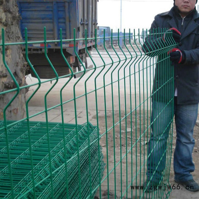 轩辰 供应顶部折弯护栏网 定做小区别墅金属网 折弯护栏网 园林铁丝网围墙防护网图4