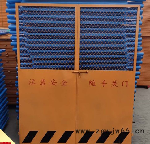 安平 楼层临边防护安全门 对开门电梯门 工地升降机简易门 金属网推拉门图2