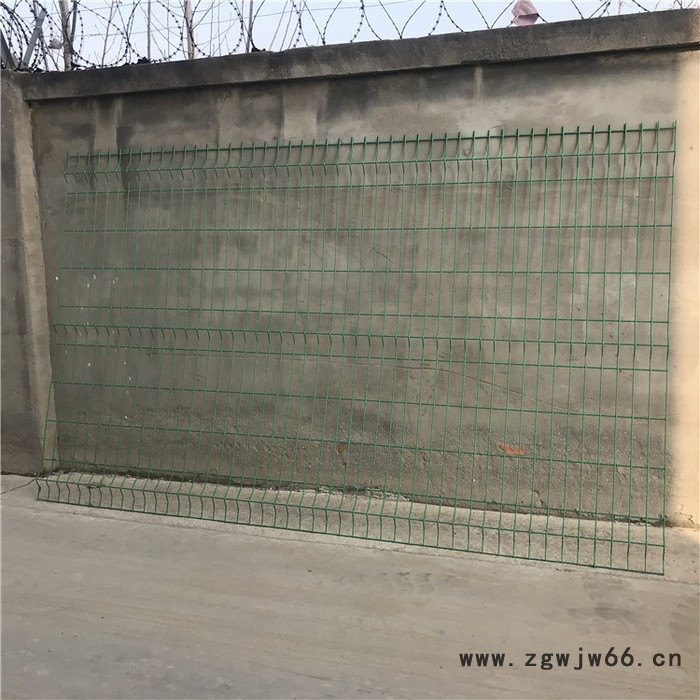 厂家直供圈地养殖护栏网价格 绿色浸塑隔离栅 方形金属网片安装 小区双边丝护栏图4