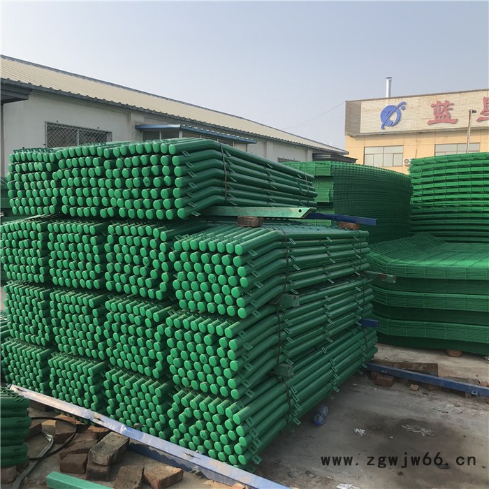 厂家直供圈地养殖护栏网价格 绿色浸塑隔离栅 方形金属网片安装 小区双边丝护栏图3
