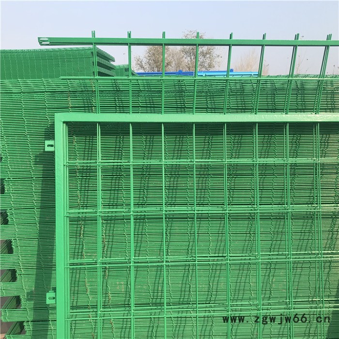 厂家直供圈地养殖护栏网价格 绿色浸塑隔离栅 方形金属网片安装 小区双边丝护栏图8