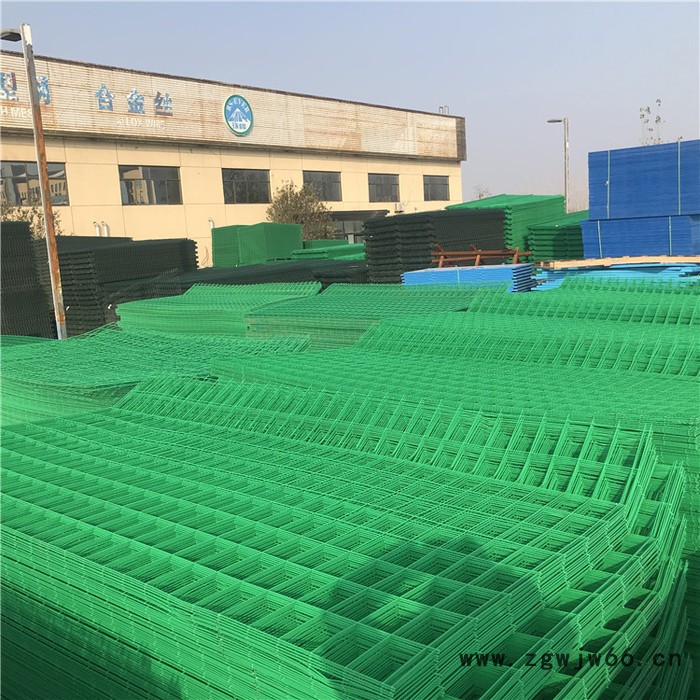 厂家直供圈地养殖护栏网价格 绿色浸塑隔离栅 方形金属网片安装 小区双边丝护栏图5