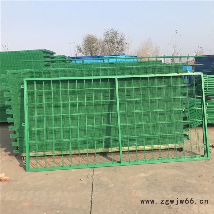 厂家直供圈地养殖护栏网价格 绿色浸塑隔离栅 方形金属网片安装 小区双边丝护栏图2