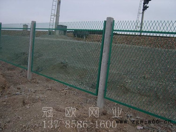 冠欧网栏蒙华铁路钢板网栅栏厂家 蒙华铁路钢板网防护栅栏价格 铁路防护栅栏水泥立柱 铁路线路金属网片防护栅栏