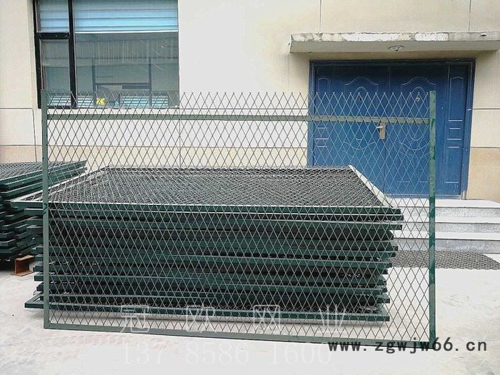 冠欧网栏蒙华铁路钢板网栅栏厂家 蒙华铁路钢板网防护栅栏价格 铁路防护栅栏水泥立柱 铁路线路金属网片防护栅栏图4