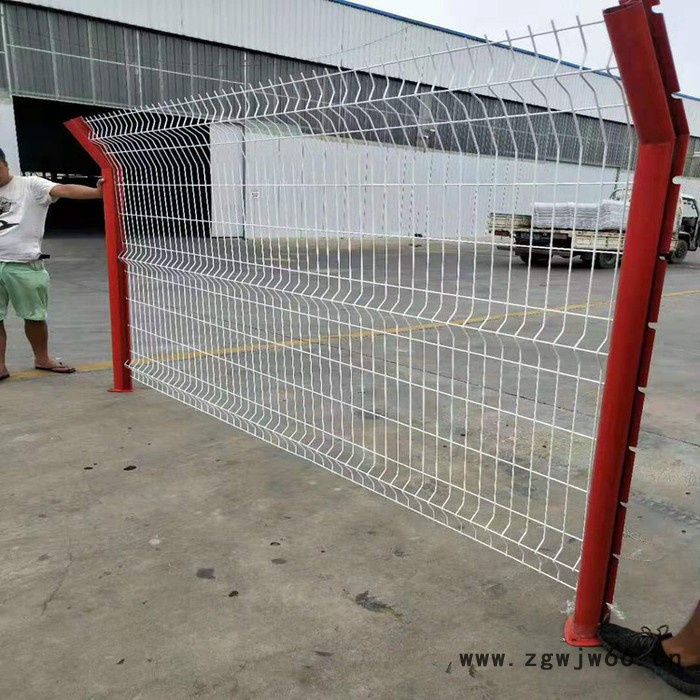 供应护栏_生活区隔离网厂家/桃型柱护栏网/金属网栏栅/围栏网图3