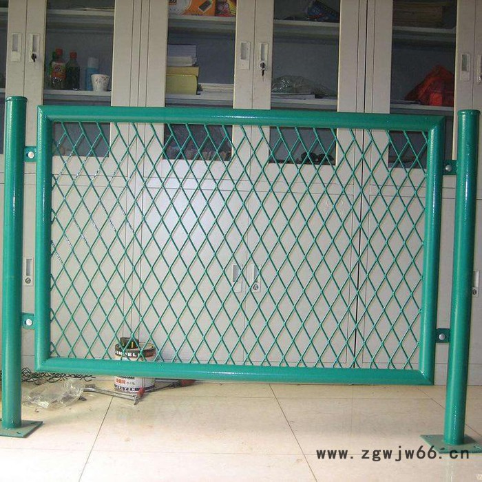 定做菱形钢板网护栏  铁路桥下金属网片护栏   防抛网护栏图6