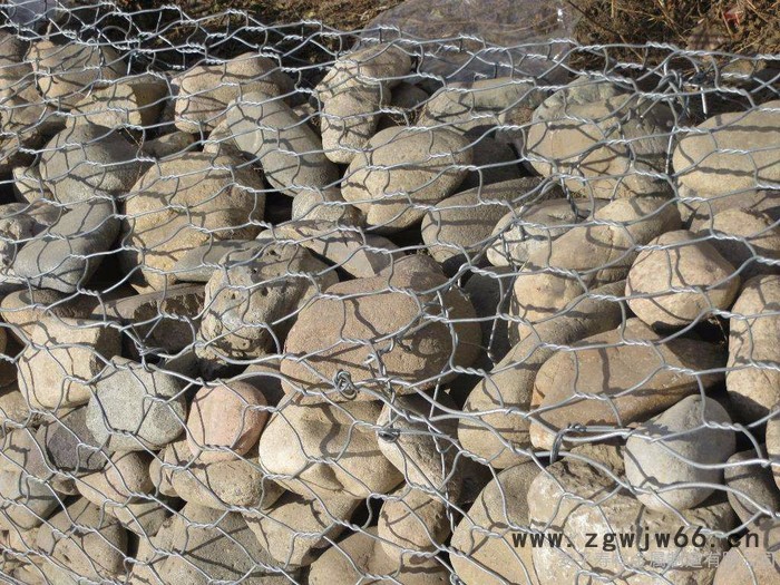 瑞旗隆六角形金属网片 格宾网加筋格宾是加筋土工程的新技术。它以低碳钢丝为基本材质，钢丝经热浸镀锌及特殊覆塑工艺表面处理图3