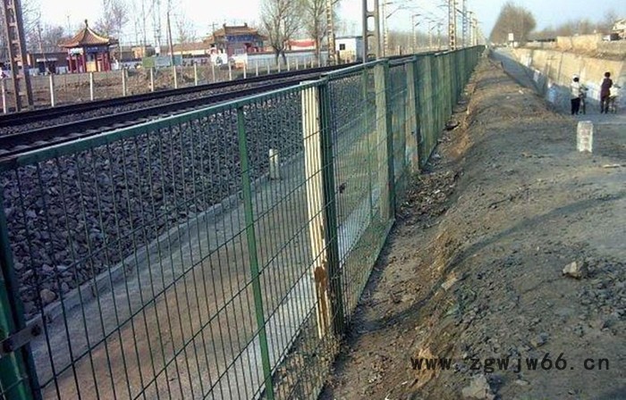 烟台铁路金属网片栅栏/铁路护栏网厂家/铁路防护栏杆图4