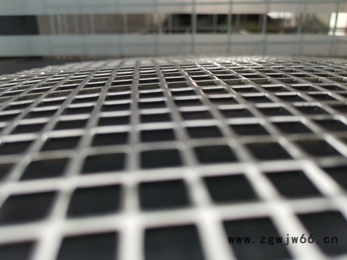 烧烤网是用金属网加工制作的  以**铁丝编制、焊接而成图5