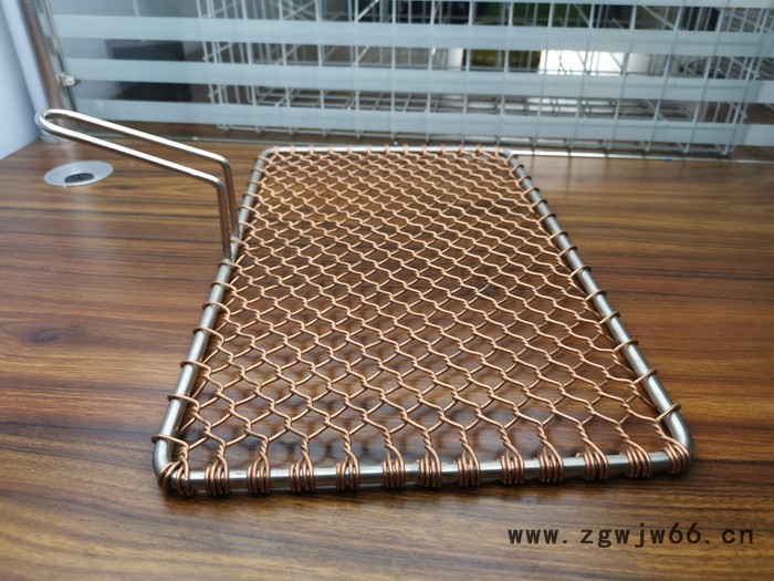 烧烤网是用金属网加工制作的  以**铁丝编制、焊接而成图6