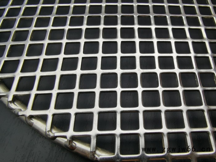 烧烤网是用金属网加工制作的  以**铁丝编制、焊接而成图4