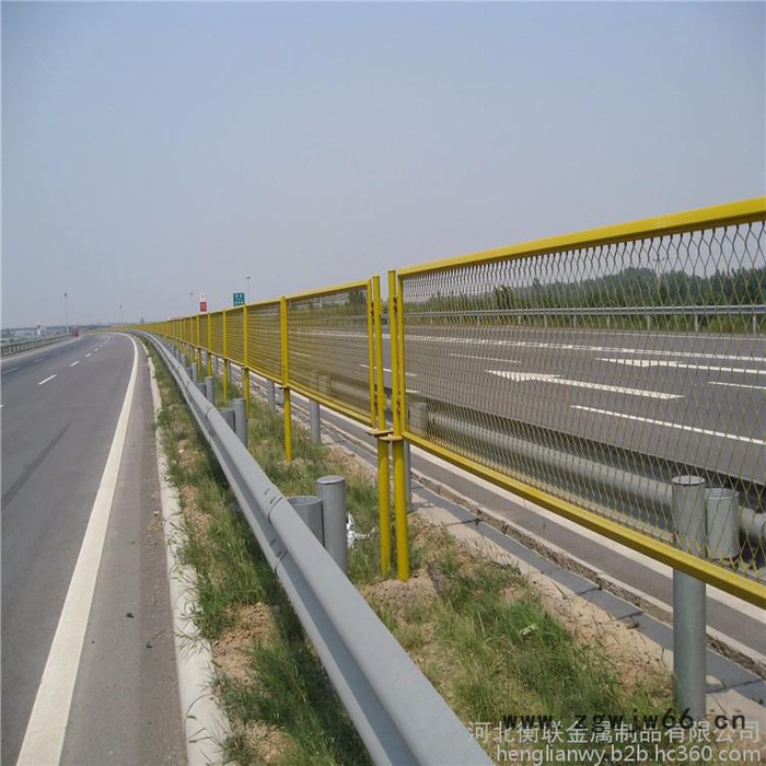 高速公路防眩网，是金属筛网的行业中一个品种。又名金属网、防抛网，铁板网、金属扩张网、冲孔板等。顾名思义就是指：金属板材经图3
