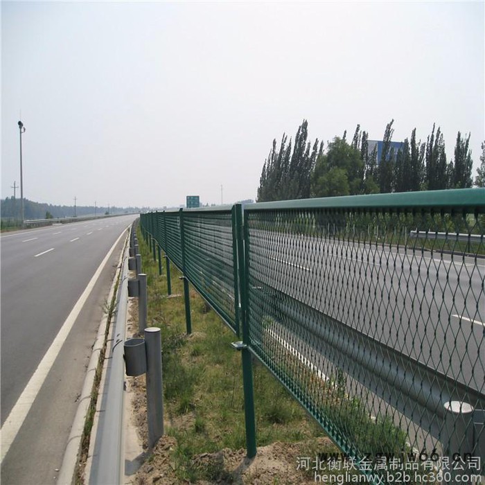 高速公路防眩网，是金属筛网的行业中一个品种。又名金属网、防抛网，铁板网、金属扩张网、冲孔板等。顾名思义就是指：金属板材经图2