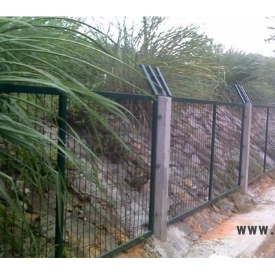 防护栅栏加密金属网片墨绿色-高速公路护栏网-莱邦