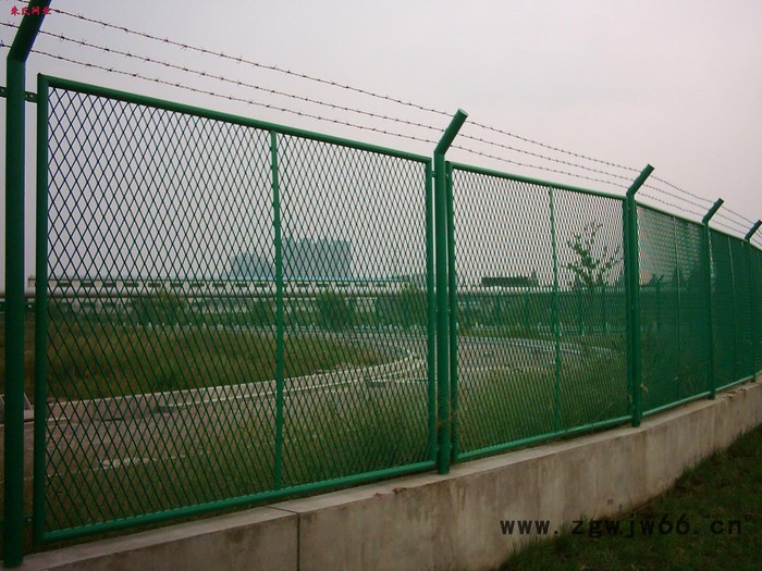 钢板网高速公路护栏，体育场所围网，马路绿化带防护——河北博安金属网栏图4