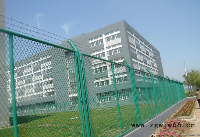 钢板网高速公路护栏，体育场所围网，马路绿化带防护——河北博安金属网栏图3