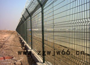 安平县德明金属网业有限公司专业生产机场、军管区安全防护网、隔离栅、小区护栏图2