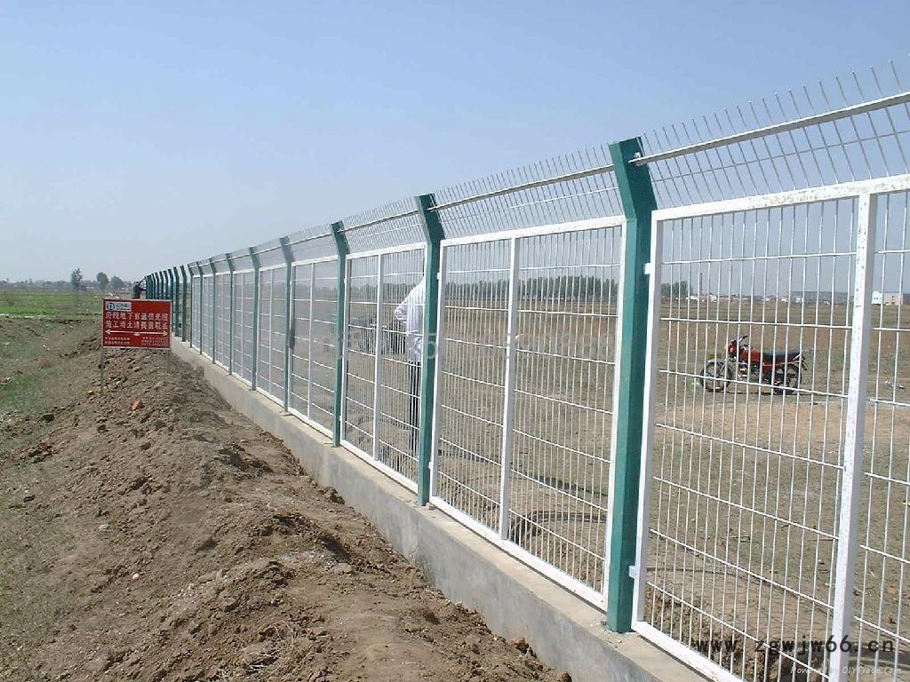 三道折弯护栏网  工艺护栏网  蓝色护栏网  绿色防护网  菱形钢板网 金属网  刀片刺网