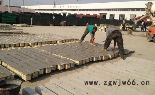 安平县德明金属网业有限公司低价销售护栏立柱、水泥立柱  现货供应图2