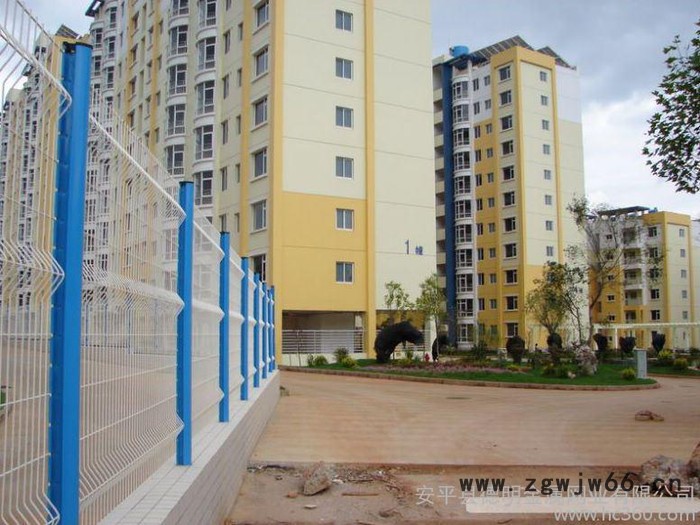 供应三角折弯护栏网多少钱，买便宜的护栏网找德明金属网业图2