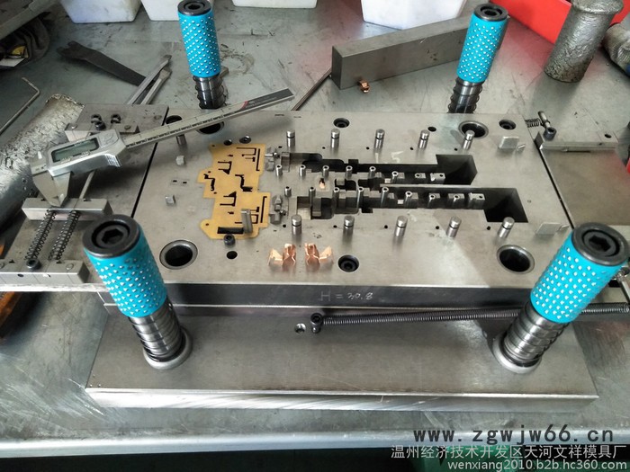 【文祥】 五金连续模具 冲压模具厂家来图来样定及来料冲压件产品代加工图2