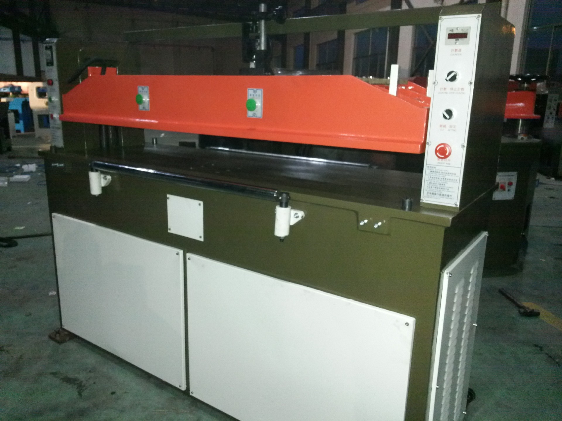 羽毛球拍包装裁切