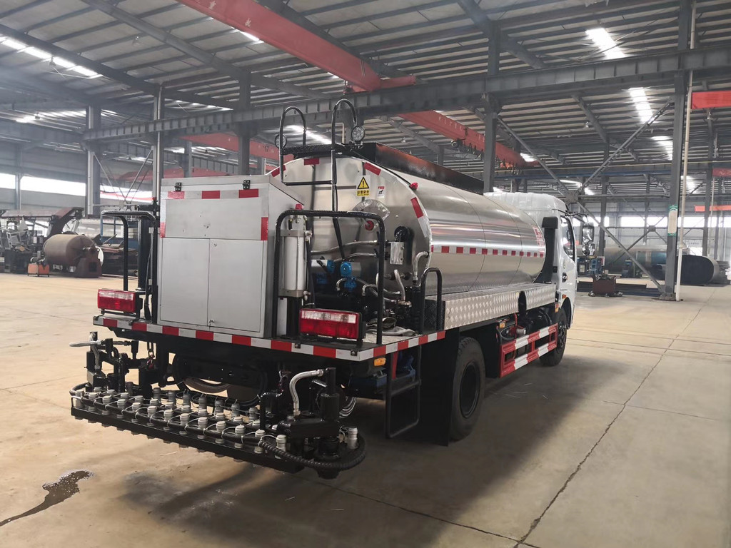 乳化沥青洒布罐喷嘴乳化沥青洒布车燃油式沥青洒布车