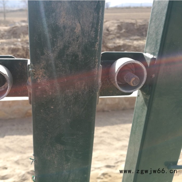 互兴【铁道隔离网】高速铁路沿线行人安全带框护栏网定做图8