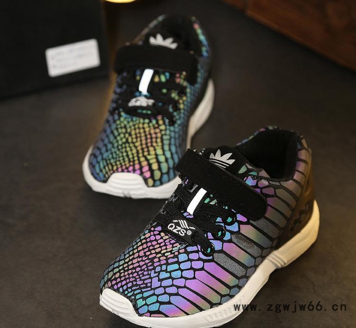 2015春秋季新款儿童运动鞋男女童反光安全鞋时尚休闲鞋镭射发图2