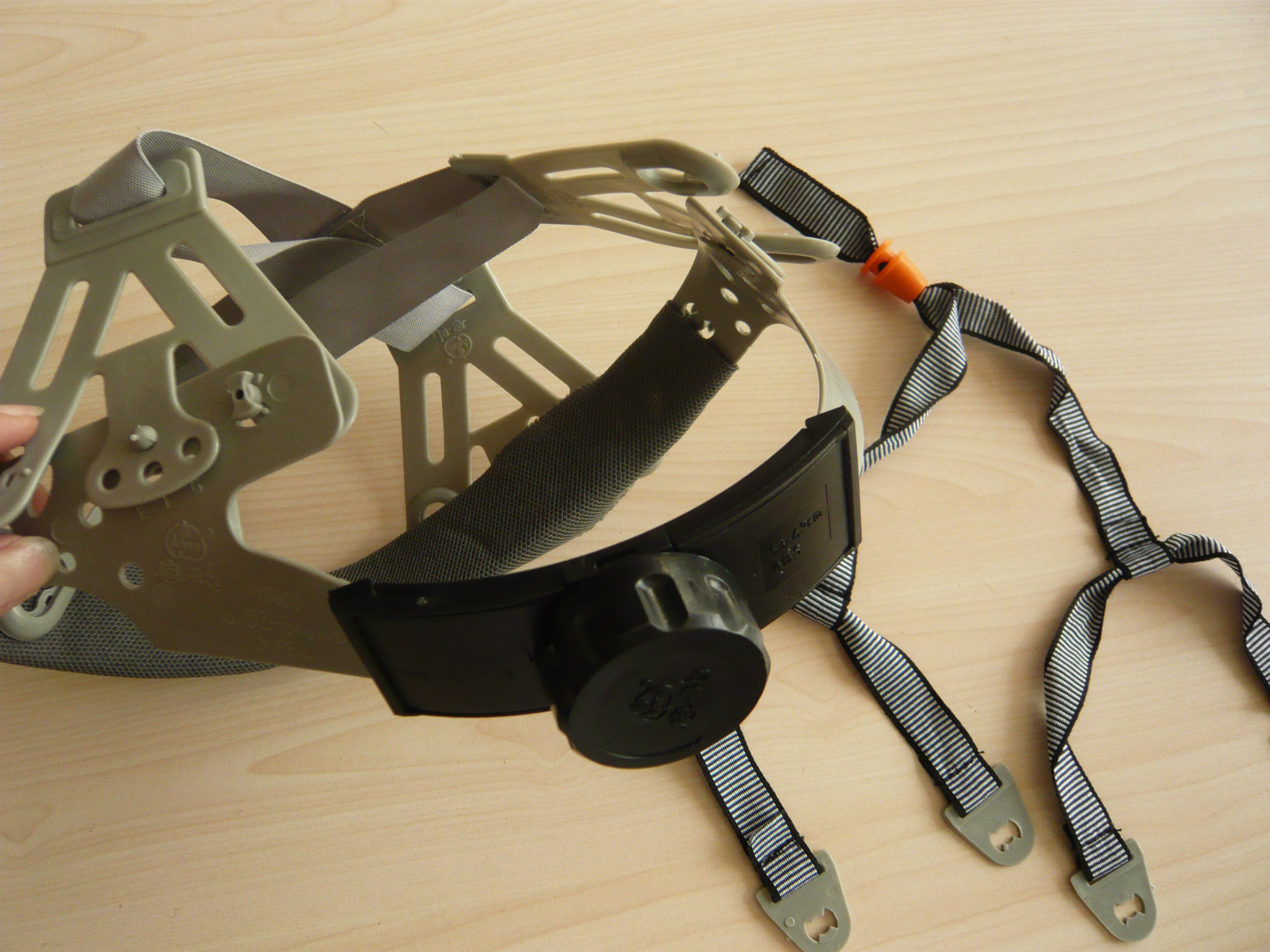 旋钮调节帽衬和Y型花带葫芦下颚带