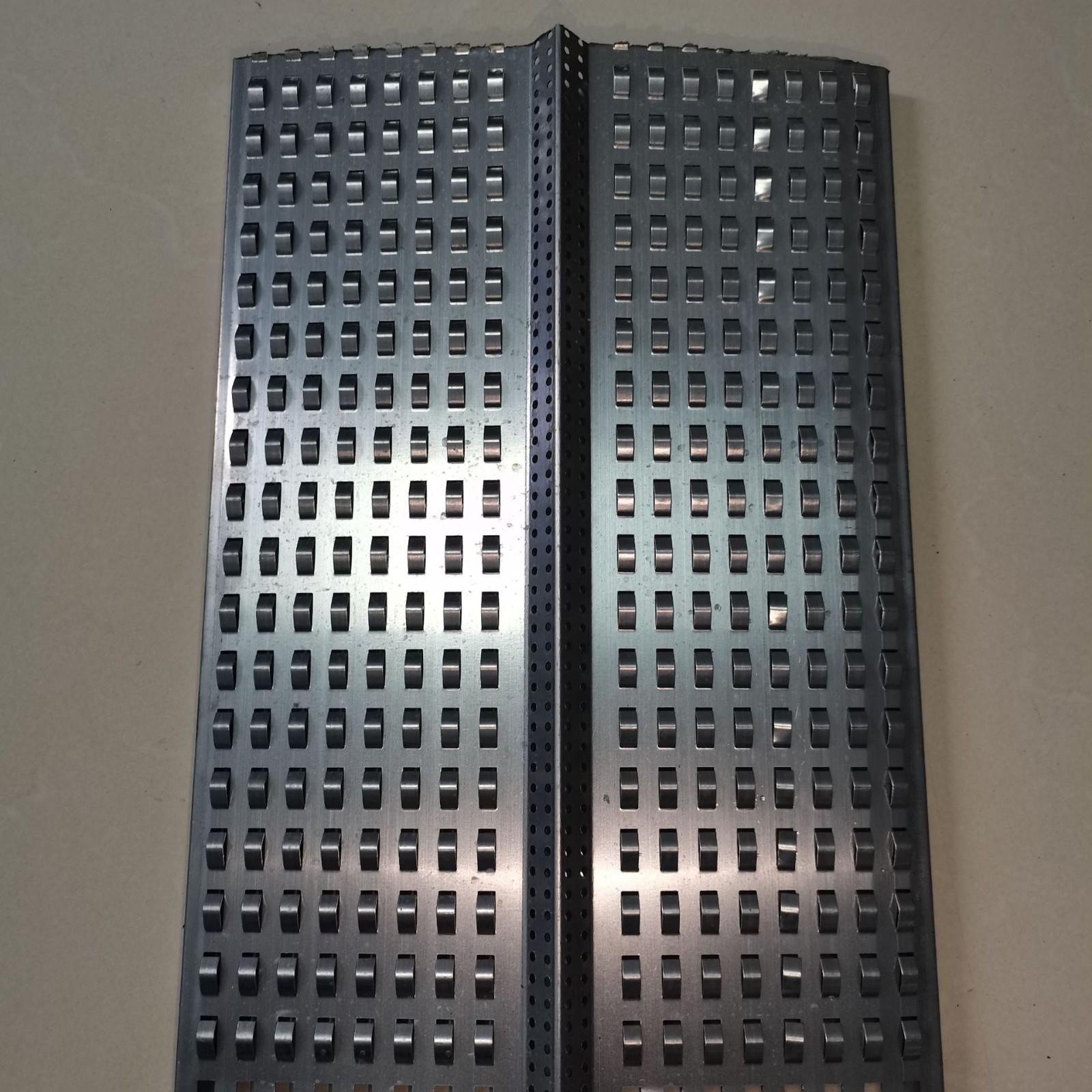 定制镀锌后浇带止水鱼鳞网建筑混泥土金属板网新型止水鱼鳞网片图2