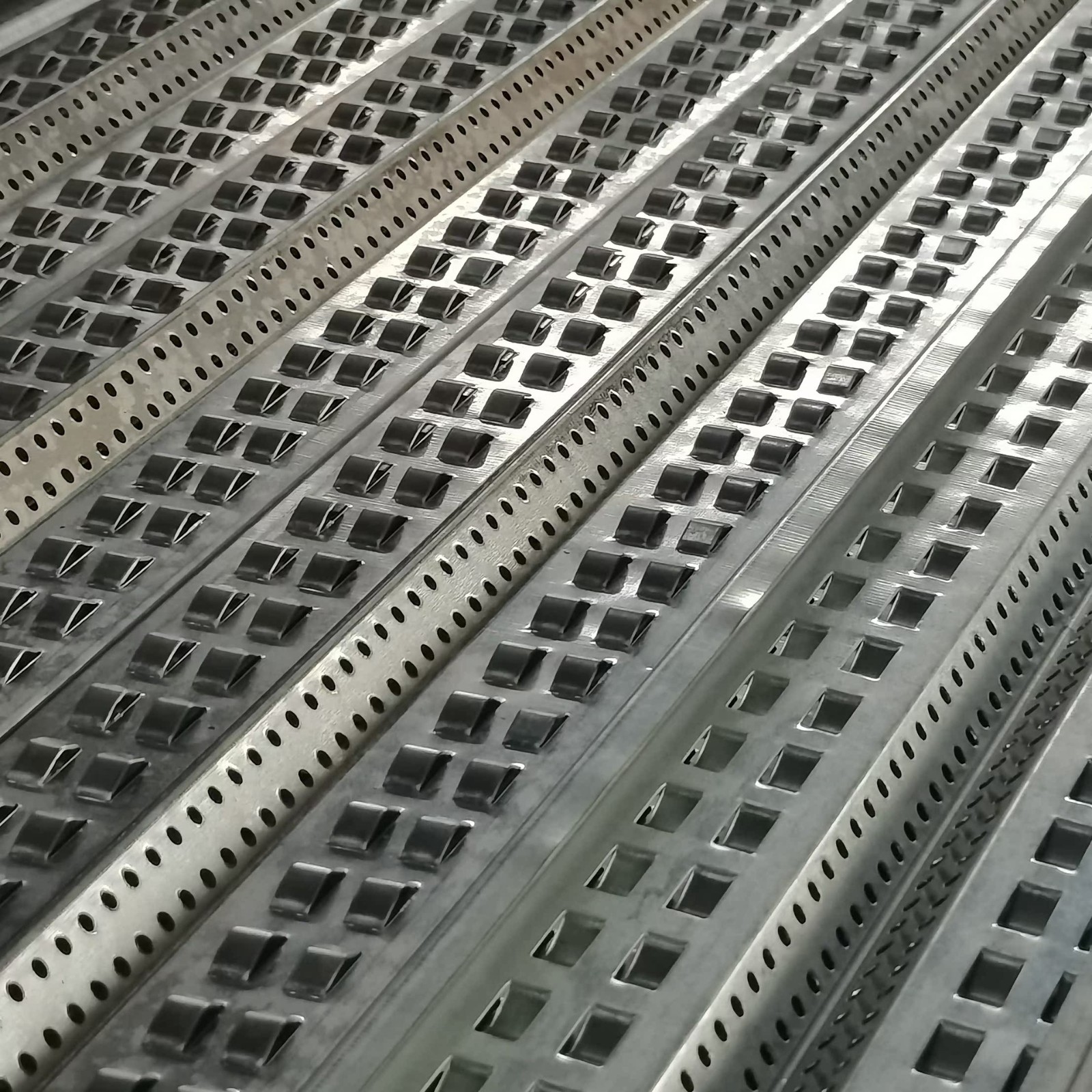 定制建筑混凝土浇筑定型用止水鱼鳞网 后浇带止水鱼鳞网片收口网图2