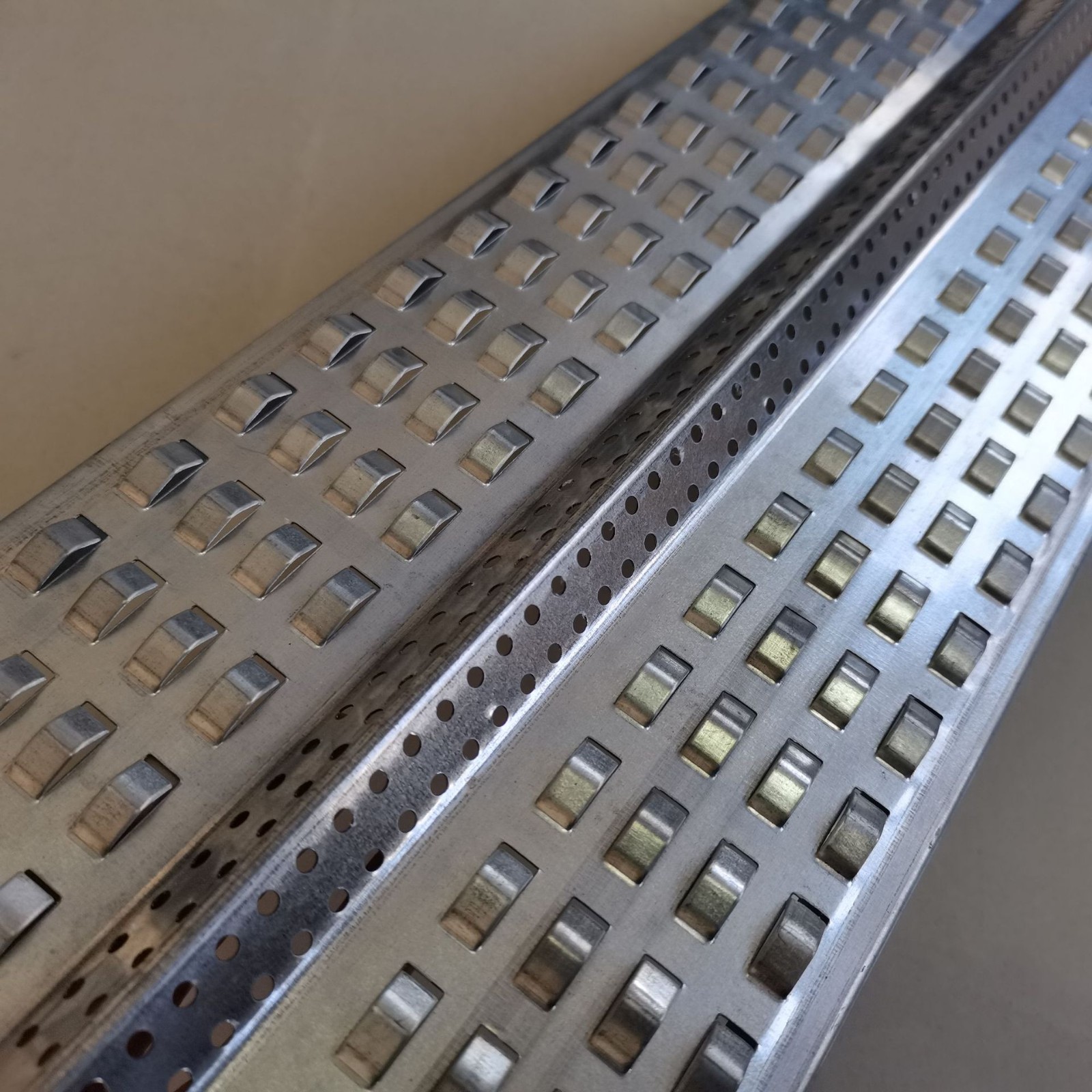 施工V型槽安装快捷双重止水快易收口挡浆网后浇带镀锌止水鱼鳞网图3